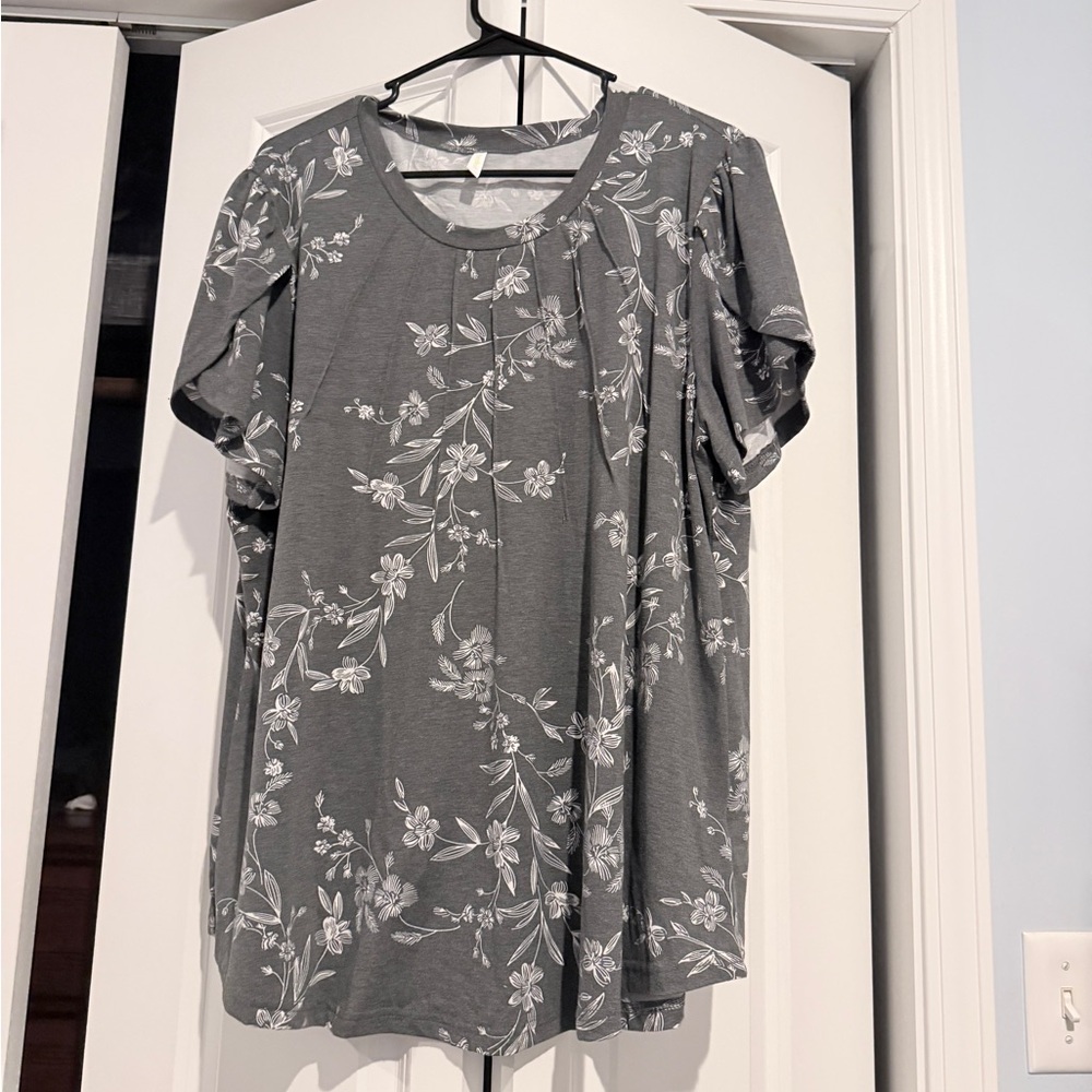 Women's Gray Floral Short-Sleeve Top